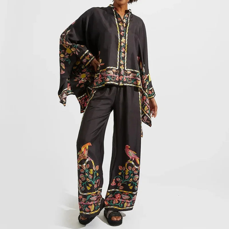 Comfortabele en modieuze dames streetwear set van linnen. Tweedelige outfit met ethno print, wijde broek en staande kraag.