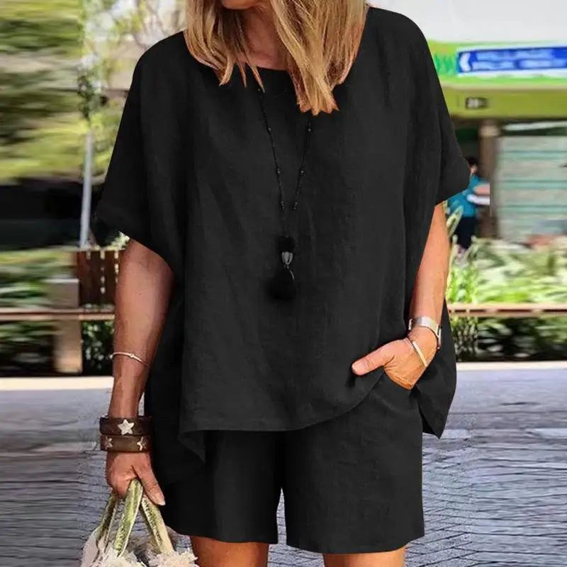 Stijlvolle dames tweedelige zomerset met shorts en blouse, perfect voor een casual zomeroutfit of strandmode.