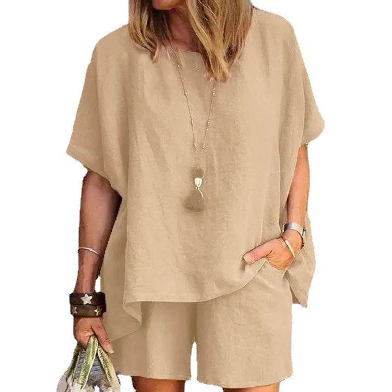 Modieuze tweedelige linnen zomerset voor dames: shorts en blouse, een trendy en comfortabele zomeroutfit.