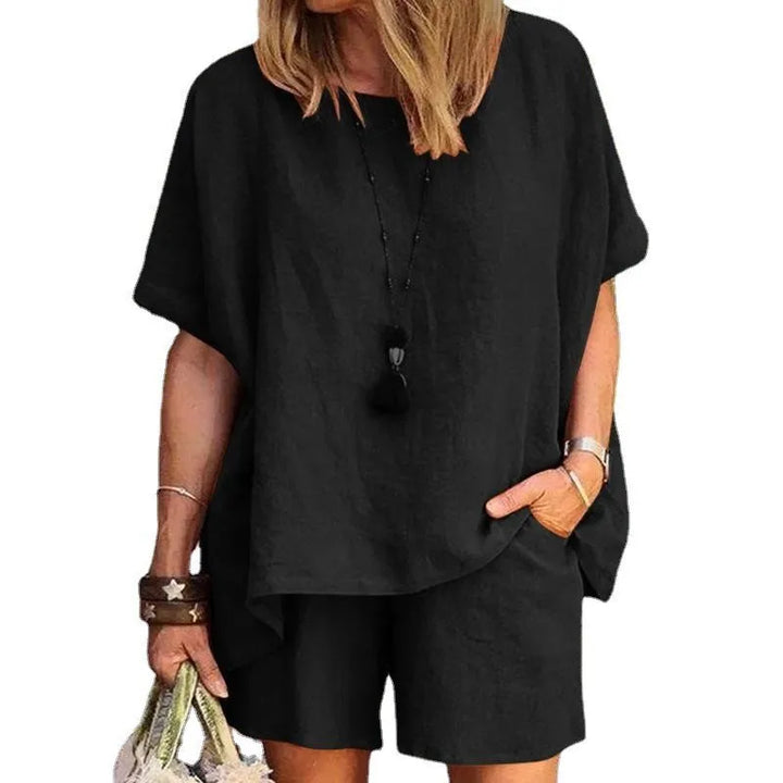 Comfortabele en stijlvolle dames zomerset: tweedelige linnen shorts en blouse, ideaal voor strand en zomer.