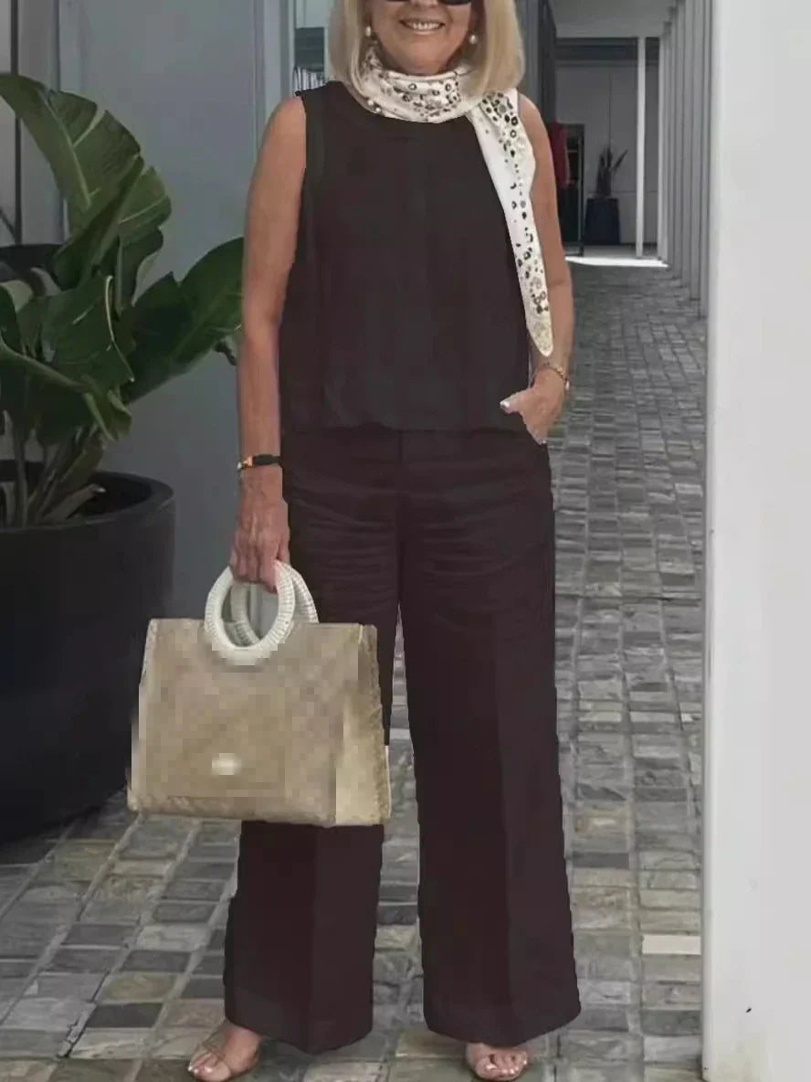 Comfortabele dames zomerset van linnen, met losse mouwloze blouse en wijde broek, ideaal voor warme dagen.