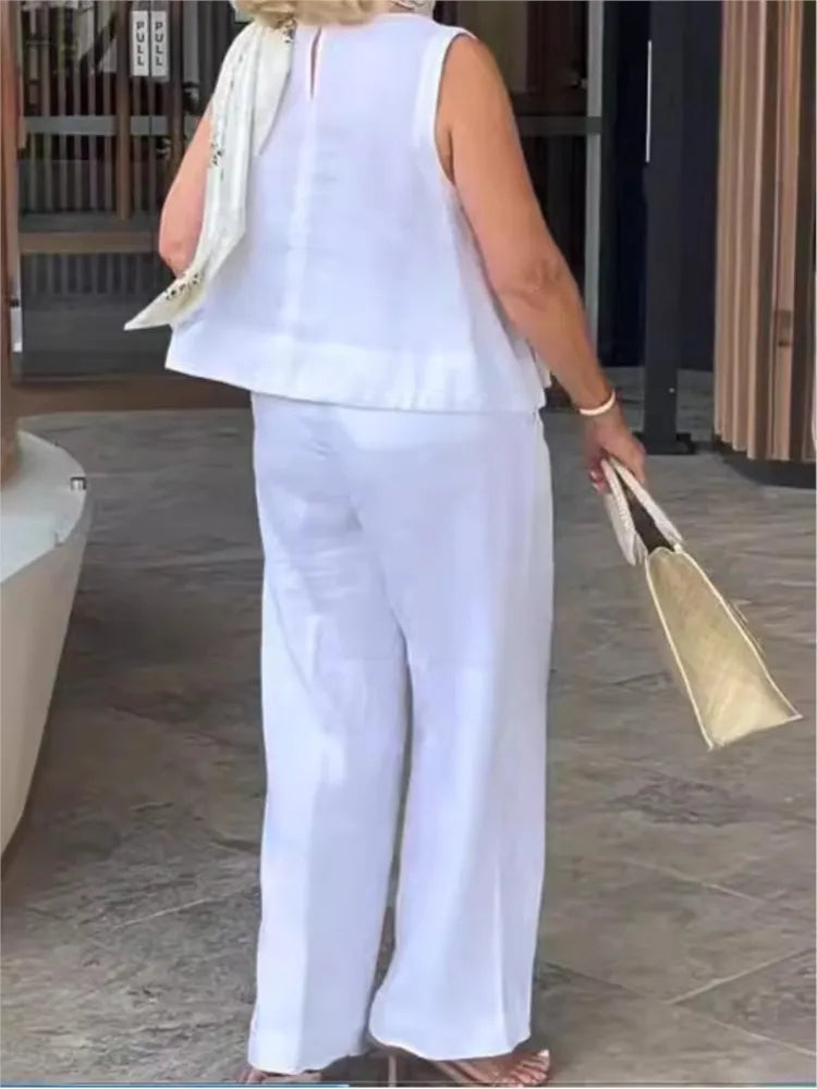 Casual dames vakantiekleding: tweedelige linnen zomerset met mouwloze blouse en wijde broek, voor een relaxte look.