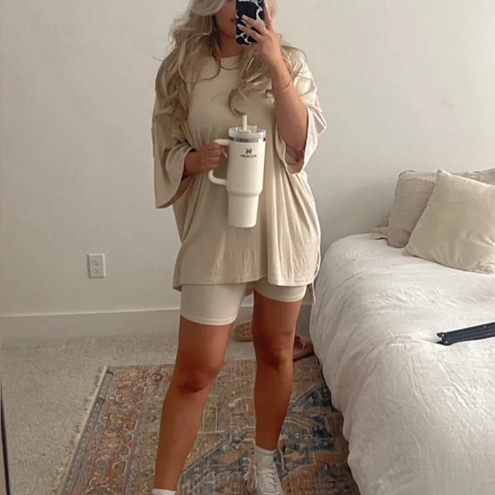Fenja damesmode: comfortabele tweedelige lounge set voor ontspannen lenteavonden.
