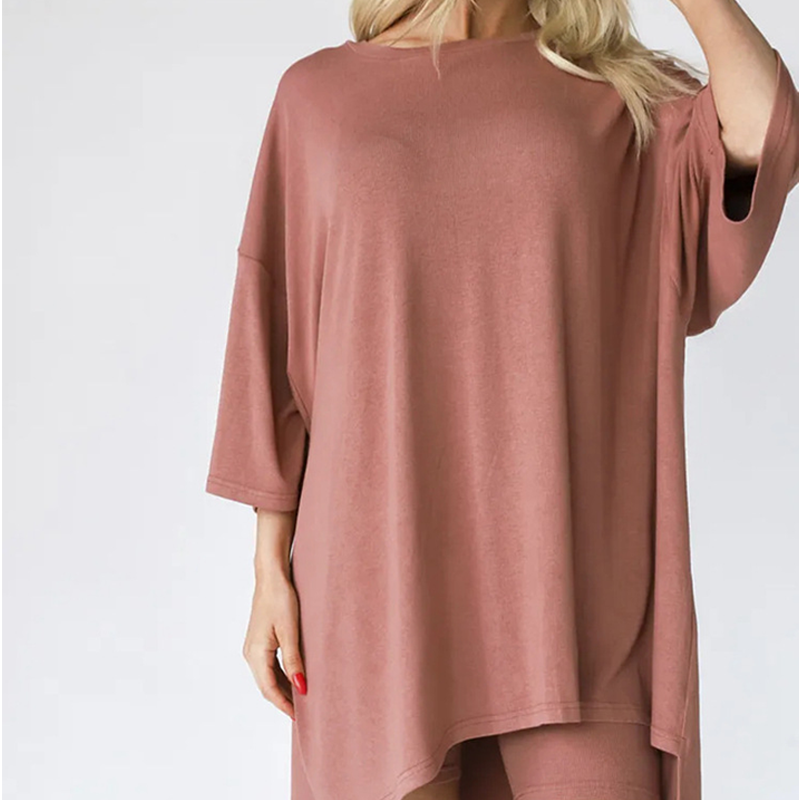 Ontspannen dames outfit: tweedelige lounge set Fenja, perfect voor vrije tijd.