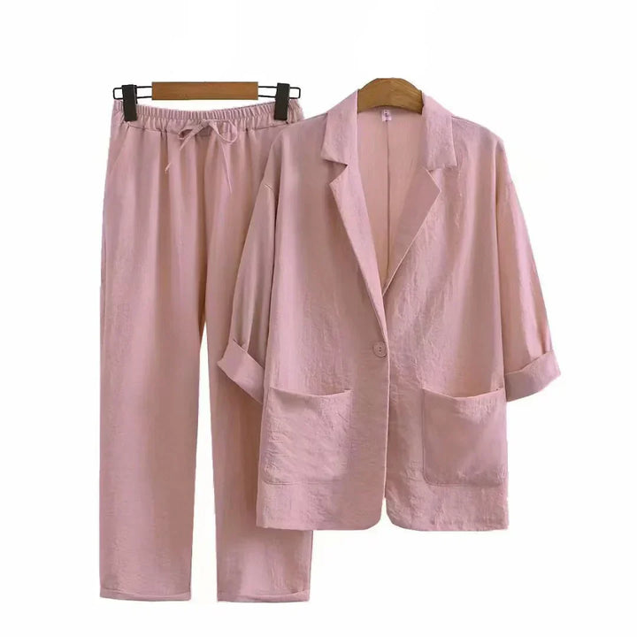 Lichte en luchtige dames zomer set: jasje en rechte broek. Ideaal voor casual en elegante dagen.
