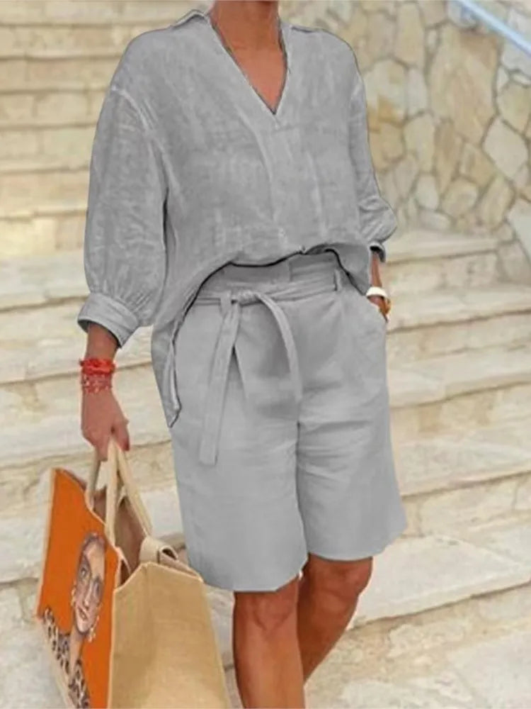 Roze linnen dames zomer set: elegante blouse met knopen en comfy shorts. Ideaal voor vakantie of casual.