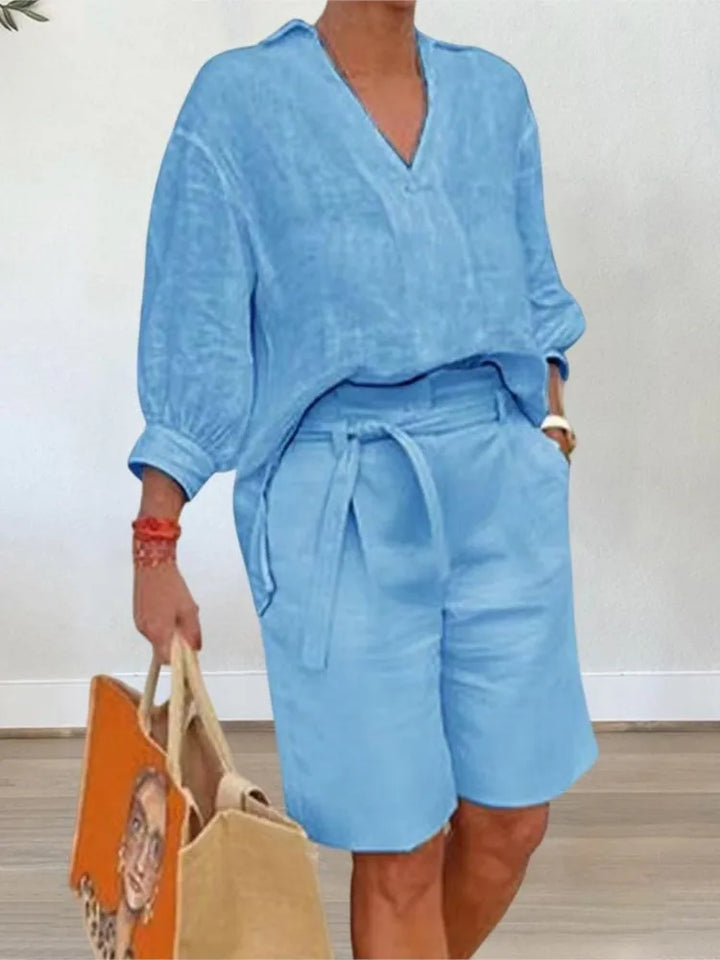 Lichtgrijze tweedelige linnen dames zomer set. Ademende blouse & shorts voor een ontspannen, stijlvolle look.