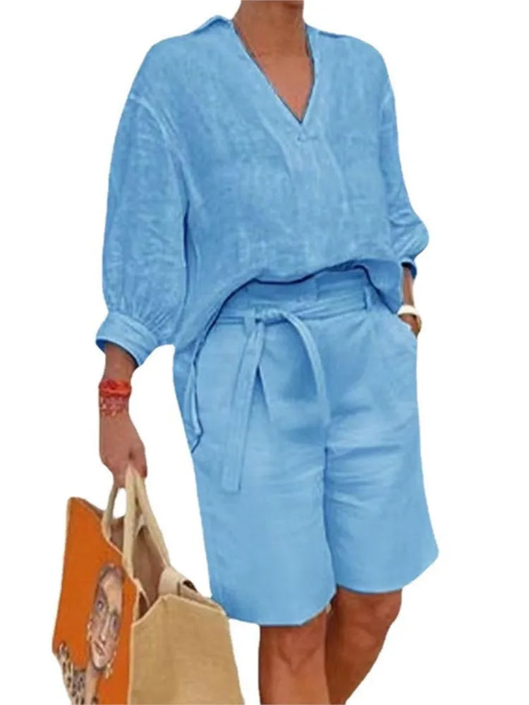 Khaki linnen tweedelige dames zomer outfit. Blouse en shorts voor een comfortabele en trendy vakantiestijl.
