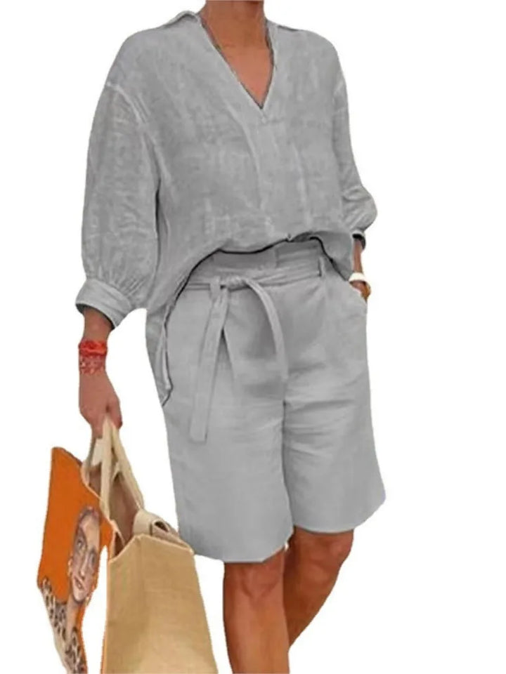 Luchtige linnen dames zomer set, bestaande uit blouse en shorts. Veelzijdig en comfortabel voor elke gelegenheid.