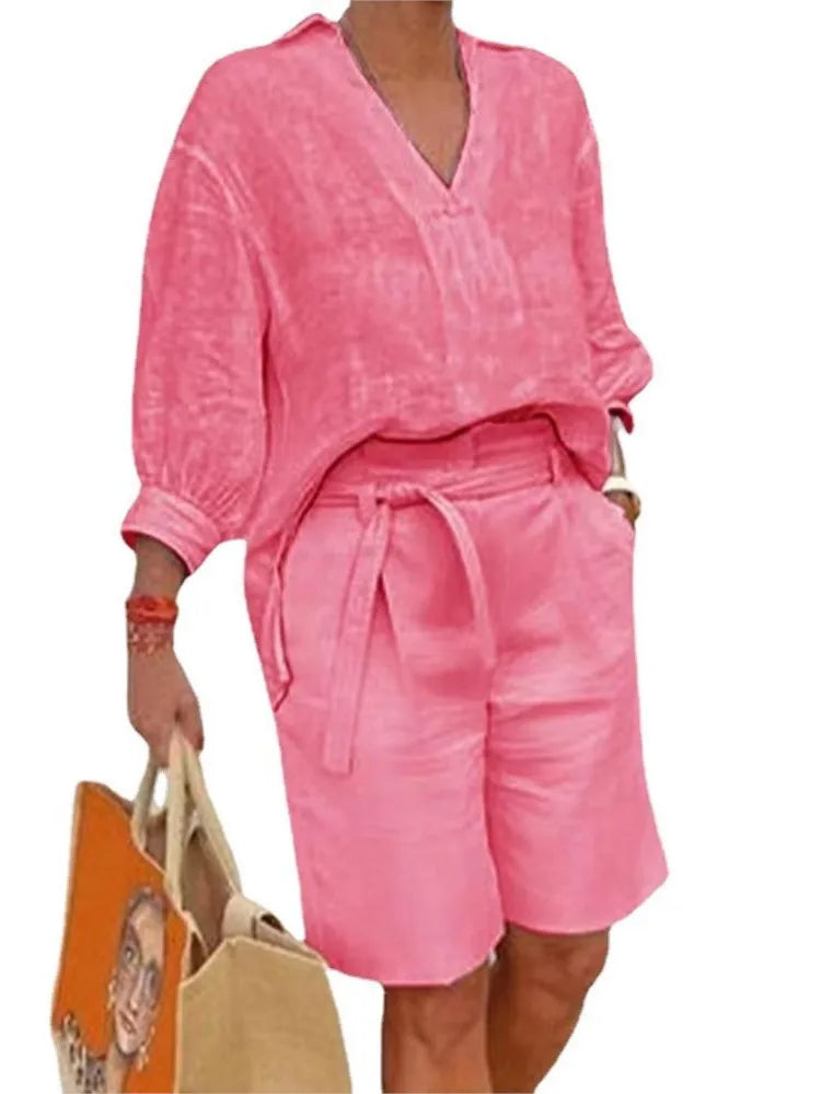 Zomerse tweedelige dames set: stijlvolle linnen blouse en korte broek. Perfecte vakantiekleding voor warm weer.