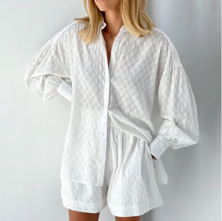 Dames tweedelige zomerset Nina met lantaarnmouwen blouse en short. Comfortabele en elegante zomerkleding.