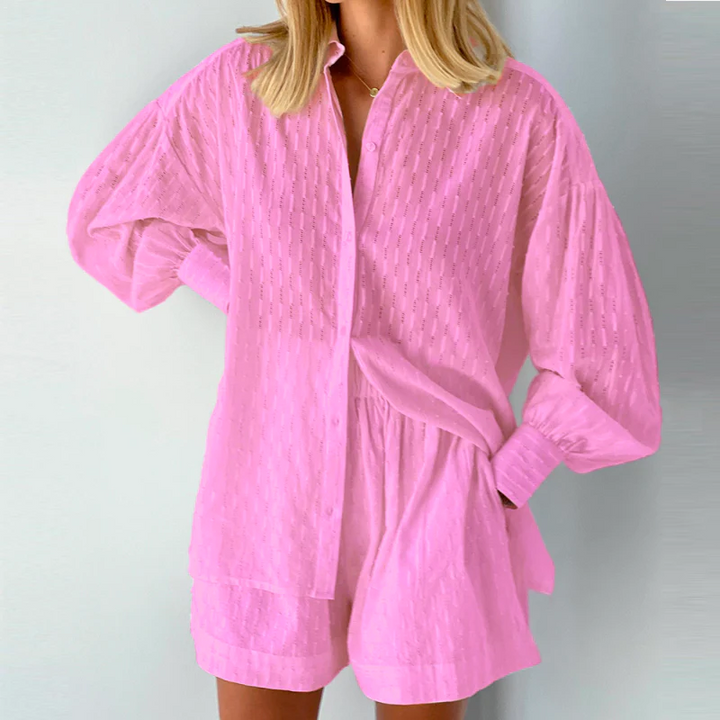 Modieuze dames zomerset met blouse en short, voorzien van trendy lantaarnmouwen voor een elegante look.