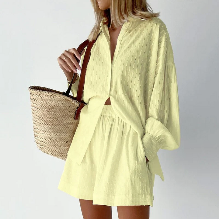 Dame draagt de stijlvolle tweedelige zomerset Nina met lantaarnmouwen; casual en elegant voor de zomer.