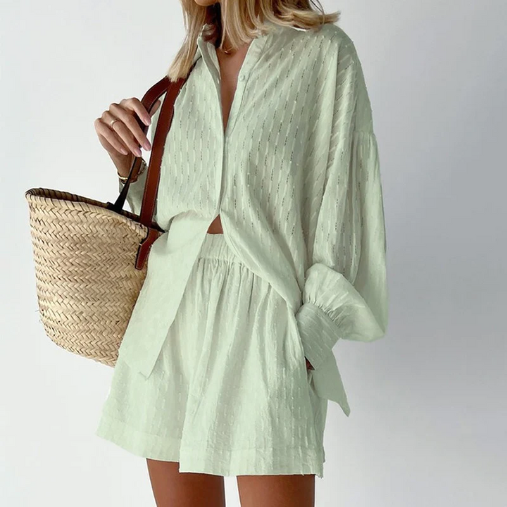Detail van de luchtige lantaarnmouwen op de blouse van de tweedelige dames zomerset Nina.