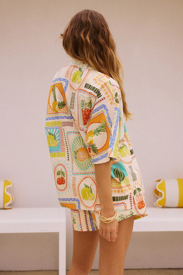Comfortabele tweedelige dames zomerset met vrolijke fruitprint, perfect als casual outfit voor warme dagen.