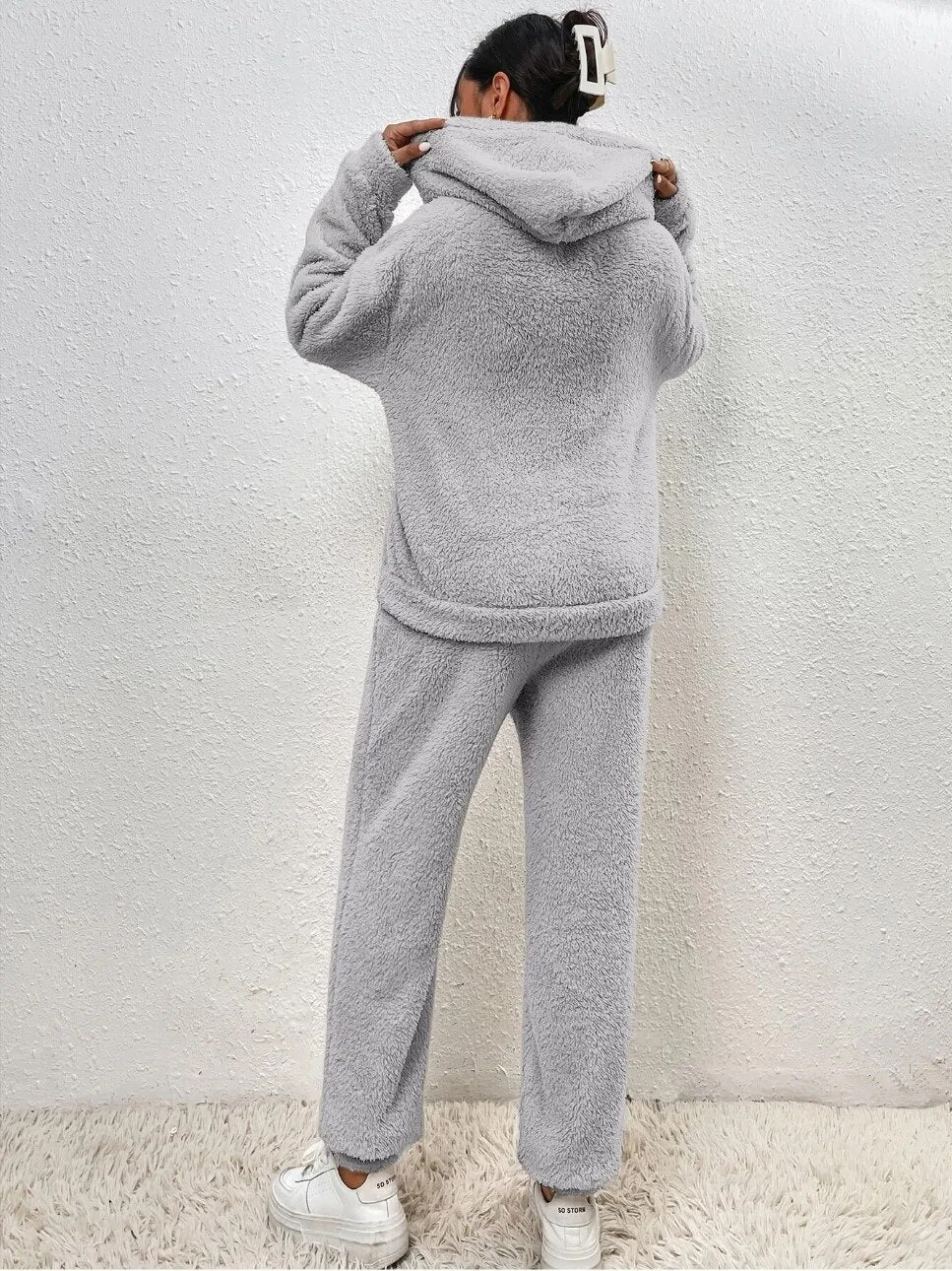 Comfortabel dames winterset huispak, compleet met capuchon en relaxte pasvorm.
