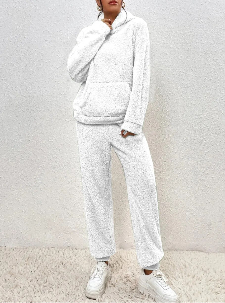 Stijlvol en warm dames huispak met hoodie en comfortabele joggingbroek.