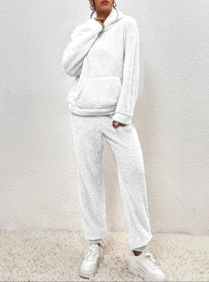 Stijlvol en warm dames huispak met hoodie en comfortabele joggingbroek.