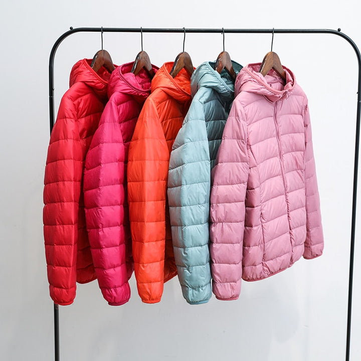 Comfortabele en dunne dames winterjas, modern en warm voor de kou.