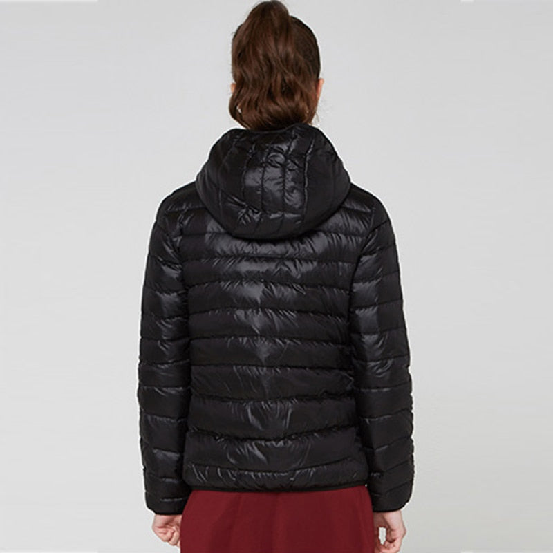 Elegante capuchonjas voor dames, ultralichte en stijlvolle winterkleding.