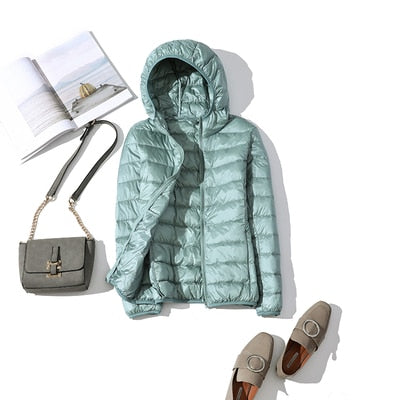 Ultralichte dames winterjas met capuchon, comfortabel en modieus in alle maten.