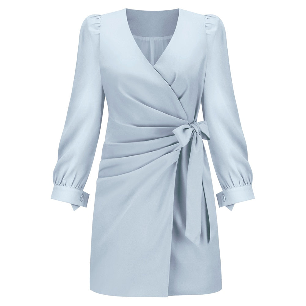 Modieuze getailleerde damesjurk met sexy V-hals en lange mouwen. Perfecte feestjurk of casual chic herfst/winterlook.
