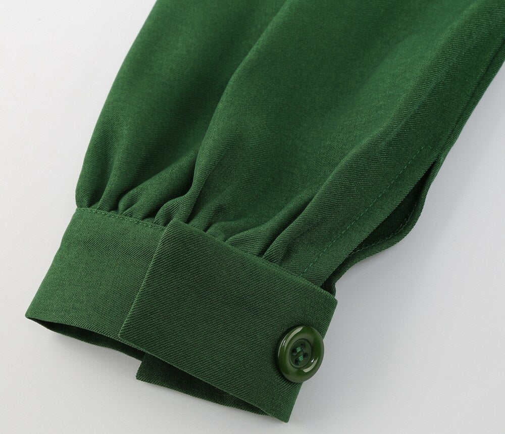 Chique damesmode: een modieuze V-hals jurk met lange mouwen. Comfortabel en stijlvol voor de koudere herfst/winter dagen.