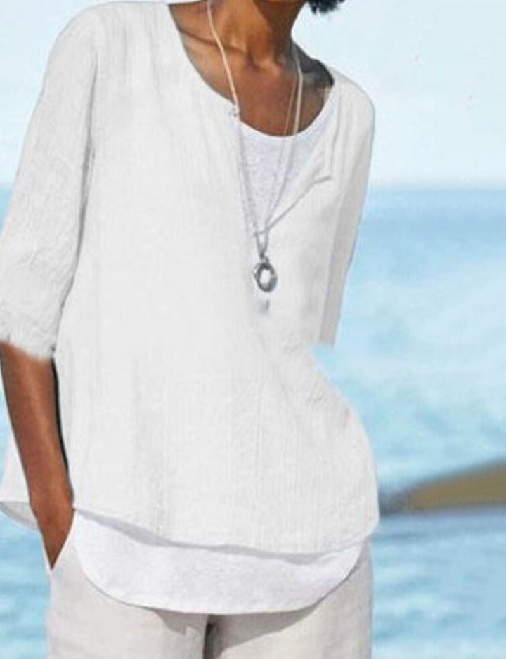 Wit comfortabel V-hals shirt voor dames, een veelzijdige top voor elke gelegenheid.