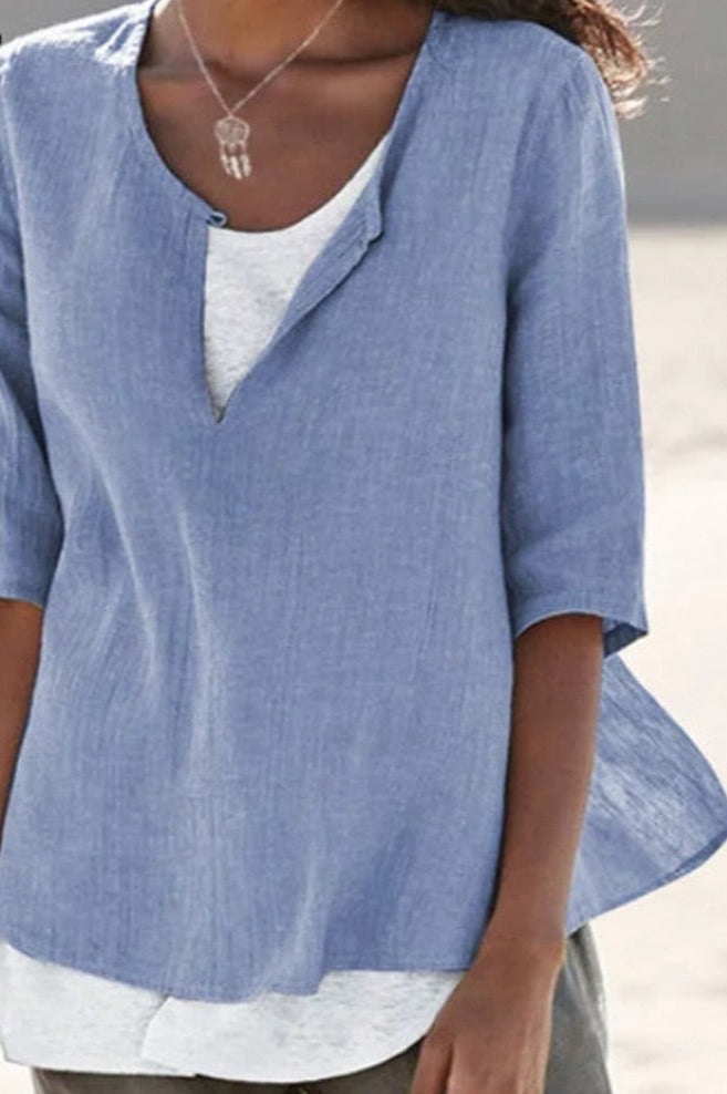 Stijlvol dames V-hals shirt in blauw, perfecte zomerkleding voor vrouwen.