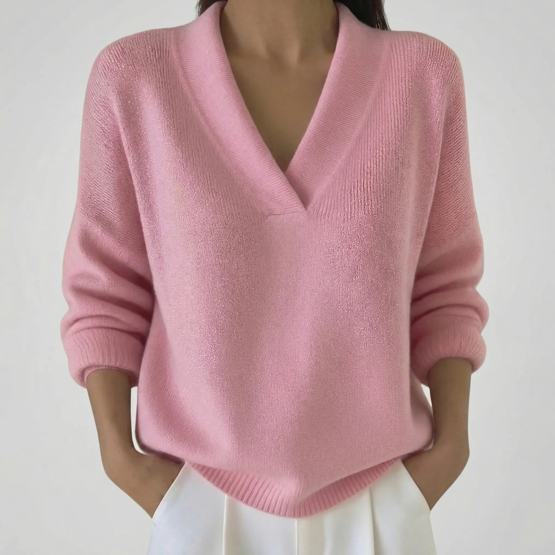Comfortabele modieuze V-hals top voor vrouwen, een essentieel kledingstuk voor elke gelegenheid.