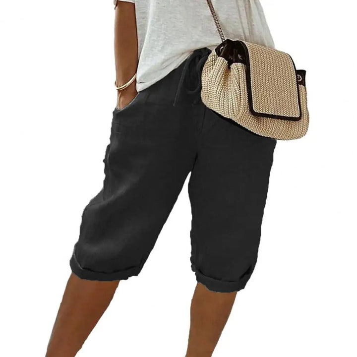 Dames vintage kniebroek met elastische taille en zakken in legergroen, ideaal voor casual zomercomfort.