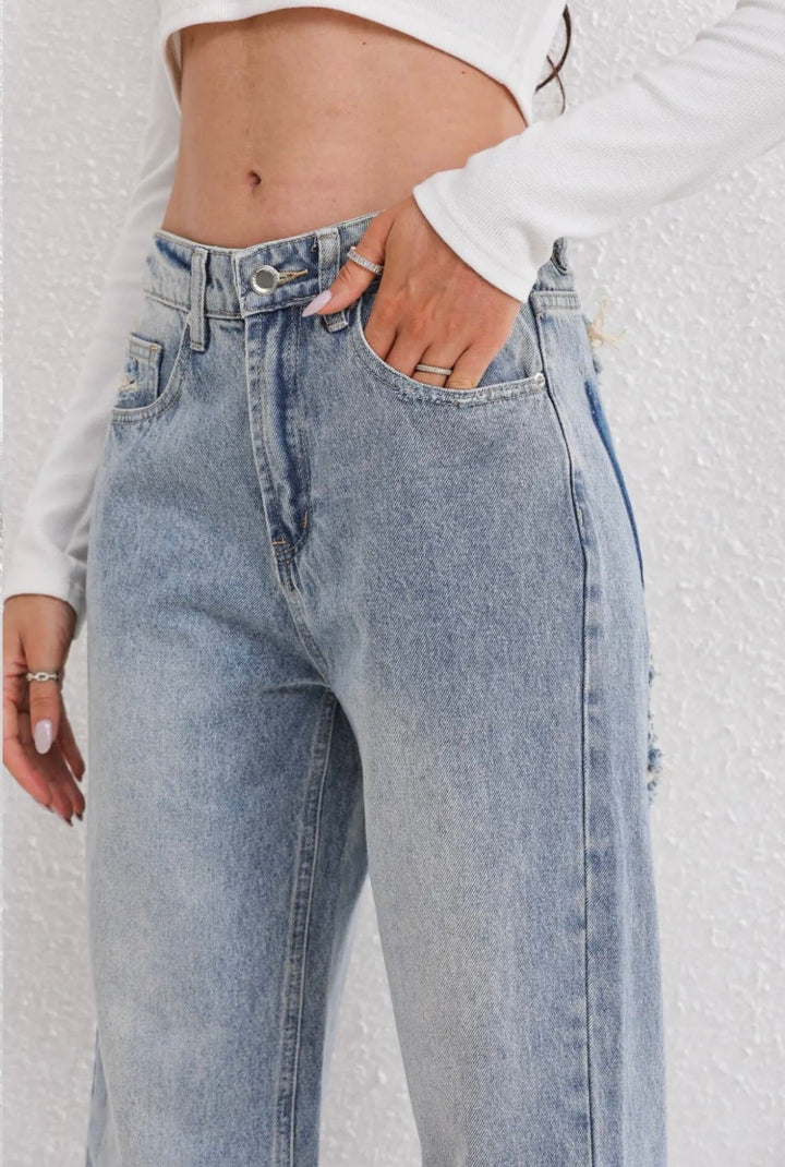 Modieuze dames ripped jeans, vintage look, perfect voor een trendy casual outfit.