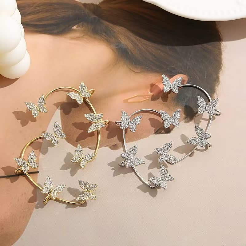Trendy zilverkleurige vlinder oor manchet voor dames, clip-on design zonder gaatjes. Luxe accessoire.