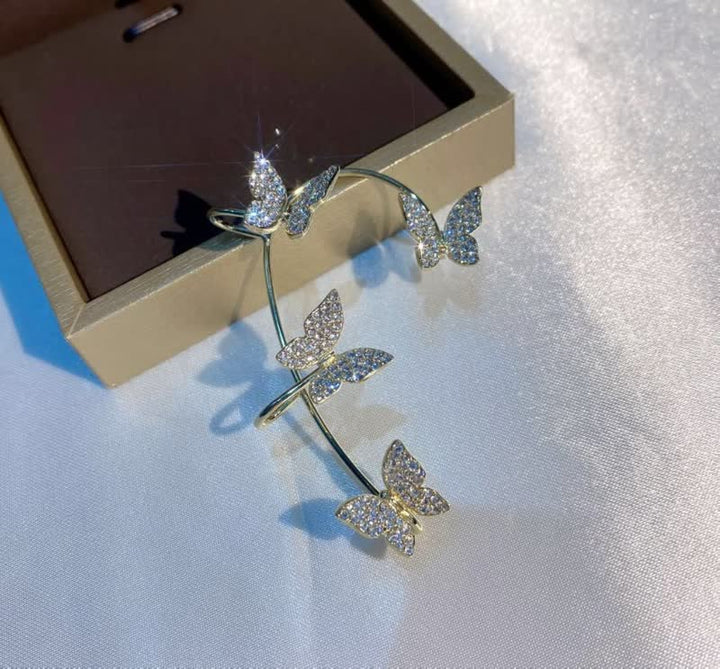 Stijlvolle dames vlinder oor manchet. Trendy sieraden voor vrouwen, comfortabel te dragen zonder oorgaatjes.