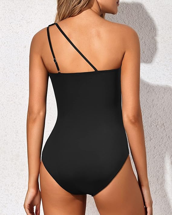 Zomerse zwemkleding: vormgevend badpak voor dames met een uniek één-schouder design.