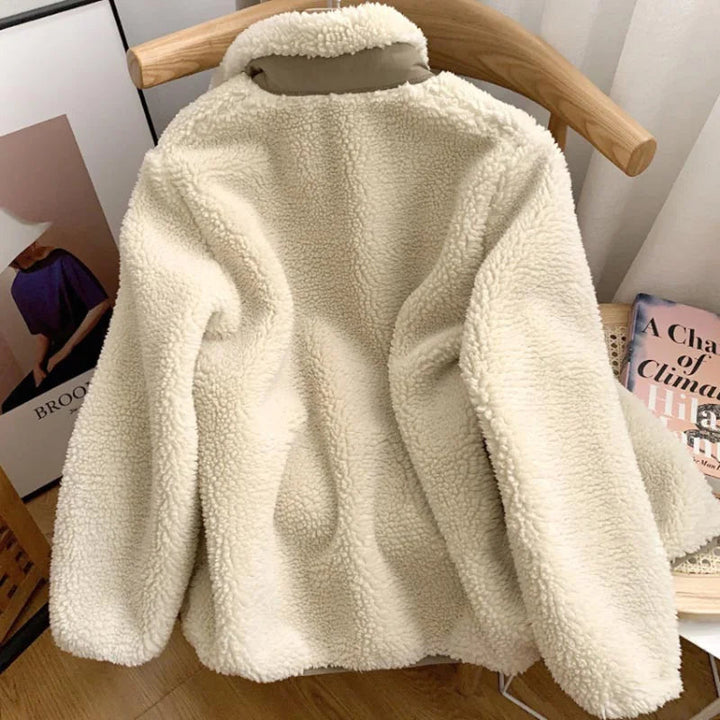 Modieus dames sherpa jack, zacht en warm, perfect als comfortabele winterjas. Voor buitenmode.