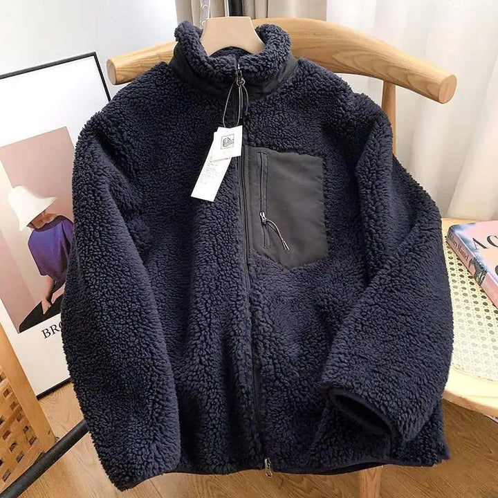 Model draagt warm dames sherpa rits jack; comfortabele winterjas voor modieuze buitenmode.