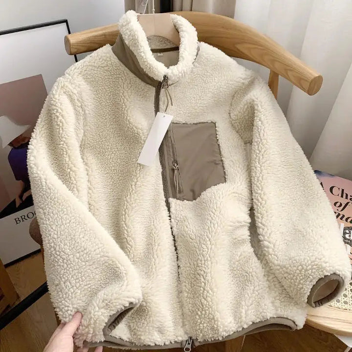 Close-up zachte sherpa stof van dit warme dames jack. Comfortabel, modieus casual jack met rits.
