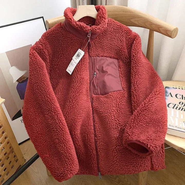 Warm dames sherpa jack met rits en hoge kraag. Ultiem comfort als winterjas of casual buitenmode.