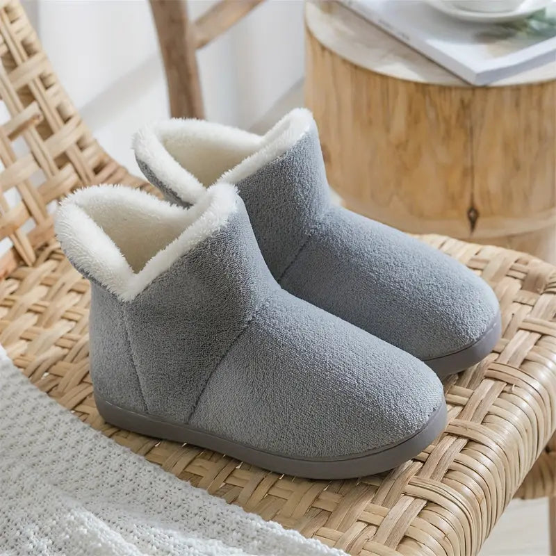 Nieuwe collectie zachte dames sloffen. Comfortabele warme pantoffels met antislipzool voor binnen.