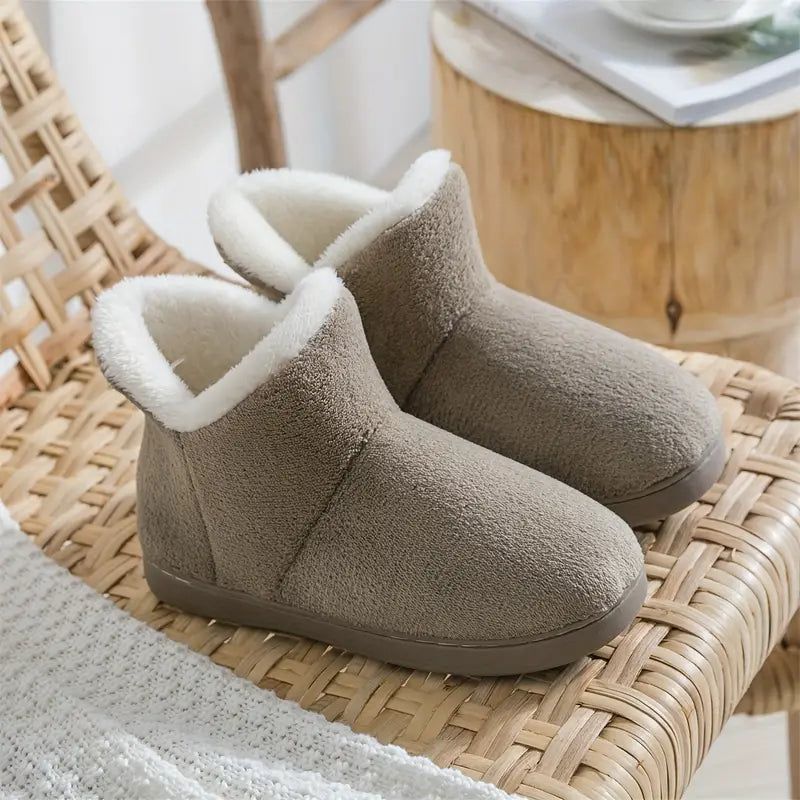 Nieuwe dames sloffen: comfortabel en warm. Zachte winter pantoffels met antislipzool voor thuis.