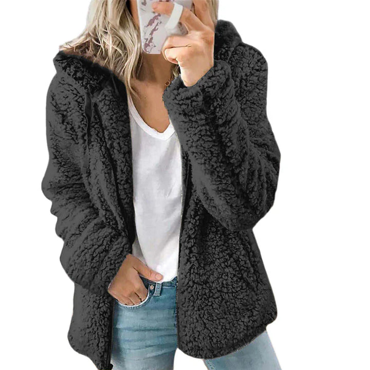 Warme damesvest van pluche met rits en capuchon. Essentieel voor een knusse en comfortabele look.