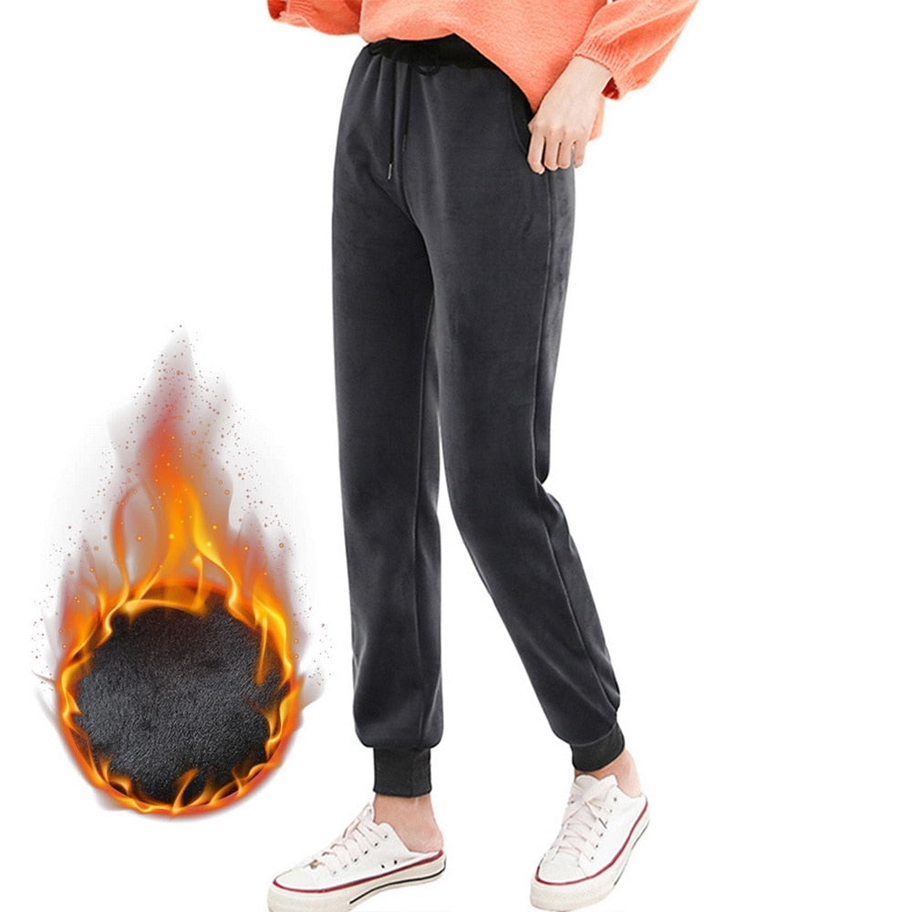 Stijlvolle dames pluchebroek, combineert warmte met moderne damesmode trends.