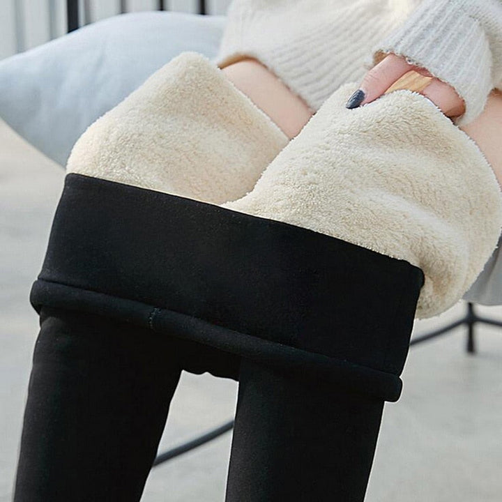 Elastische pluchebroek voor dames, met trekkoord voor een perfecte, verstelbare fit.