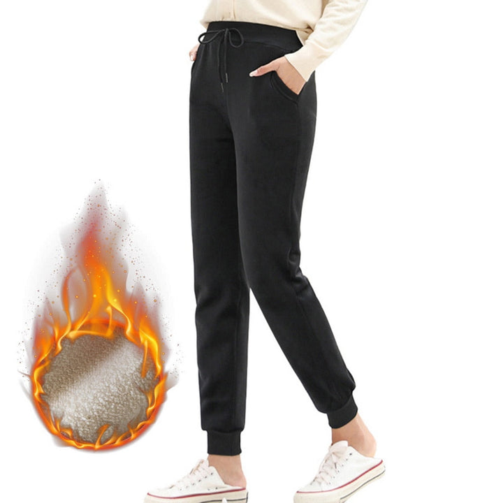 Dames pluche broek in warme kleur, onmisbaar voor koude dagen en thuiscomfort.