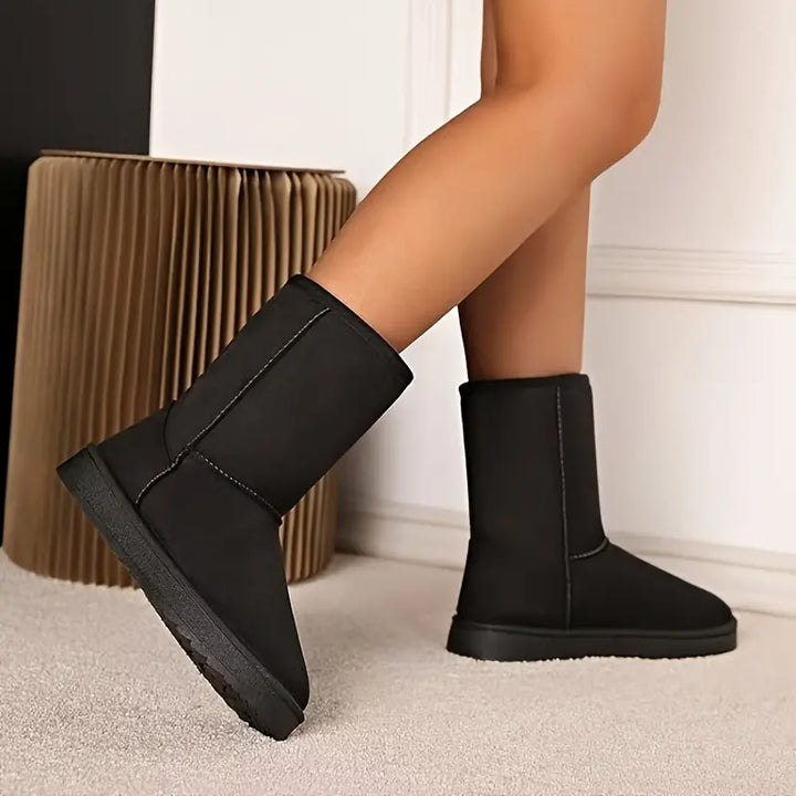 Comfortabele Aria dames winterlaarzen met warme fleece, slip-on design en robuuste antislipzool voor buiten.