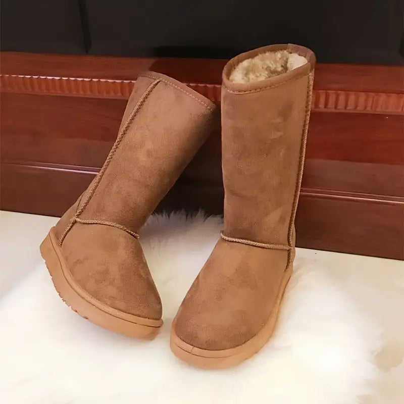 Warme Aria outdoor dameslaarzen, slip-on model met zachte fleece en antislipzool, perfect voor koude winterdagen.