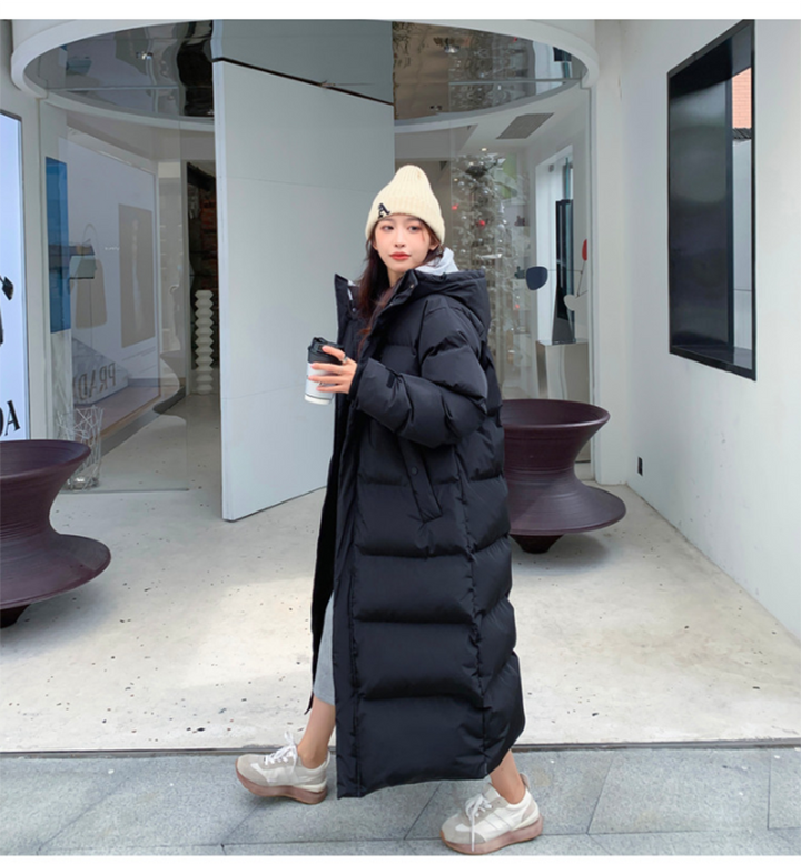 Detail van warme capuchon op Tommy Dons dames winterparka, met rits.