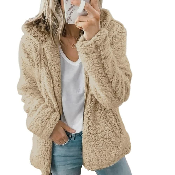 Modieuze plus size damesjas met capuchon, warm en comfortabel, perfect voor diverse lichaamsvormen.
