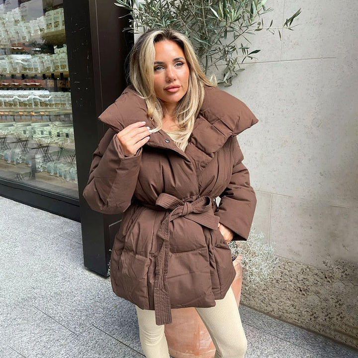Stijlvolle dames winterjas met ceintuur die de taille accentueert. Warme, dikke jas, een must-have voor damesmode.